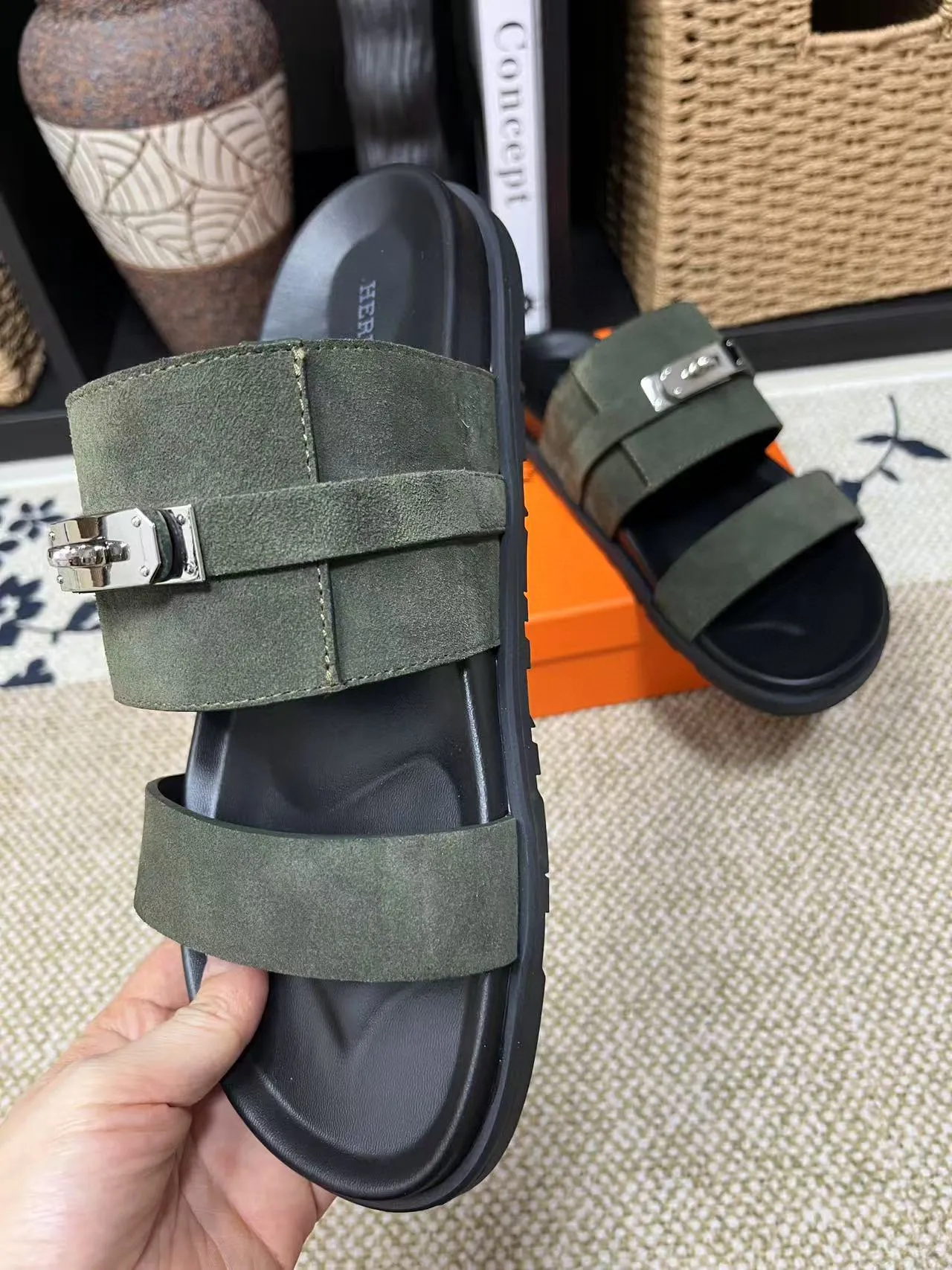 Factory price: 340💰Long-term availability Hermes men's Kazimir slippers for couples - top quality, Hermès woven calfskin functional sandals. The interwoven upper inspired by the "H" iconic pattern creates a casual look, which can be said to be a good companion for summer. Imported cowhide + cowhide lining + TU men's shoes💰Outsole Size: 35-46